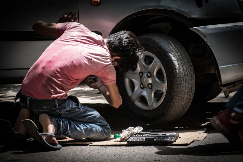 garagiste-CARROS-min_child-labor-934900